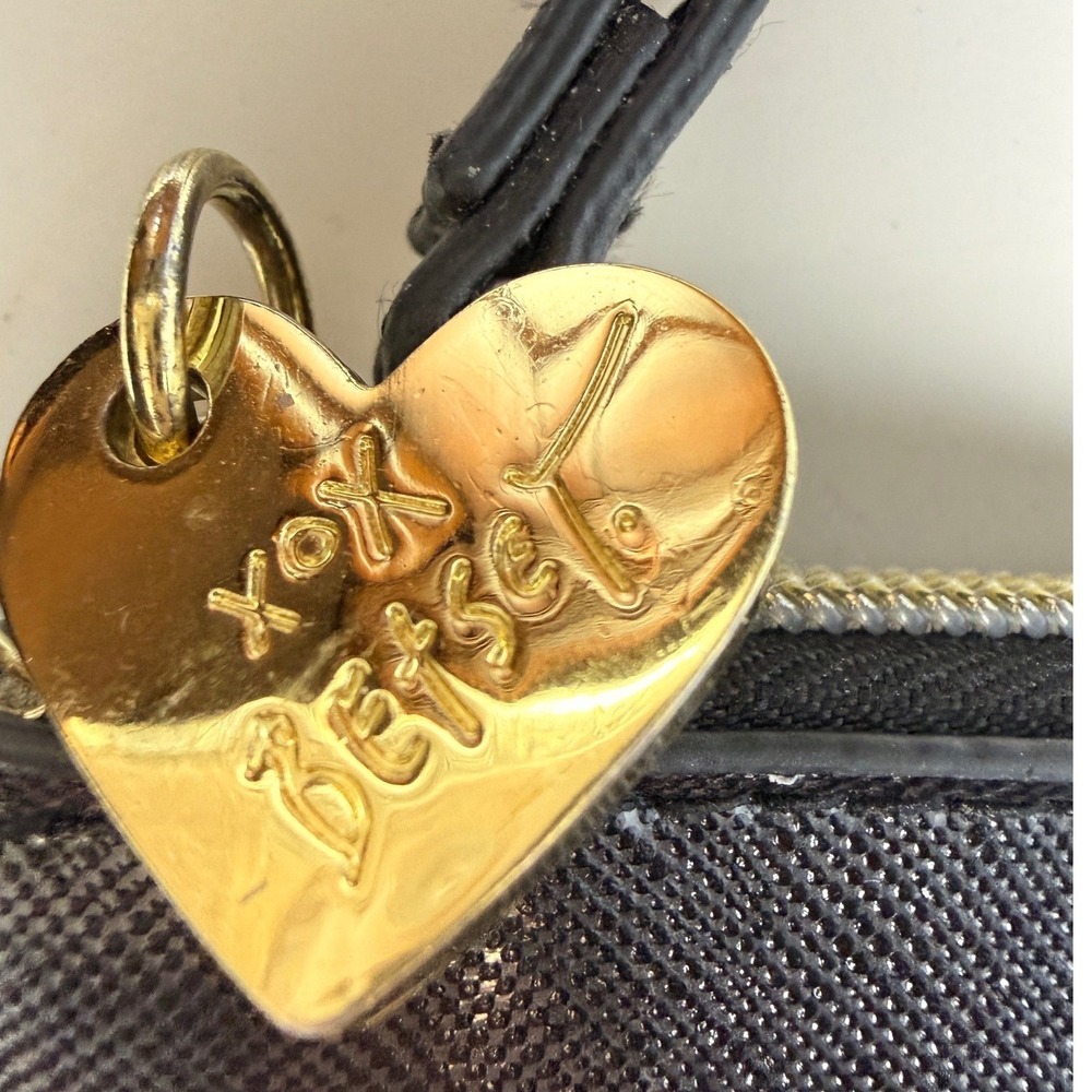 Betsey Johnson Metallic Fuchsia Black Saffiano Wristlet Wallet Heart Zip Pull - Picture 9 of 9